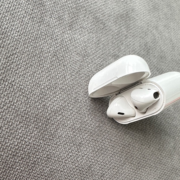 Apple White Wireless Earbuds with Case A2031